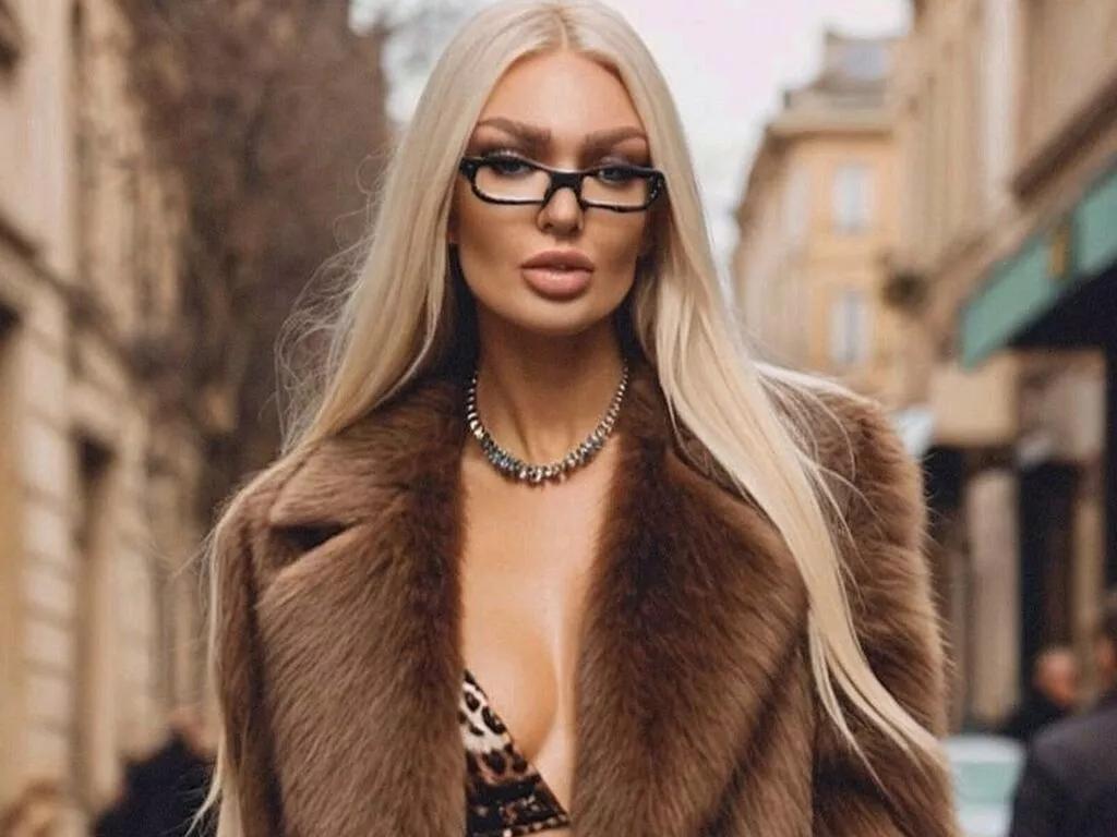 AlexaBesten — I like to wear sexy outfits, hot lingerie, shorts dresses,  latex, leather, nylon...Roleplay turn me on. Your lush controlling my pussy  make me crazy....Also i like Dominate, control ,use,JOI/CEI/ modelling and enjoy our seduction...