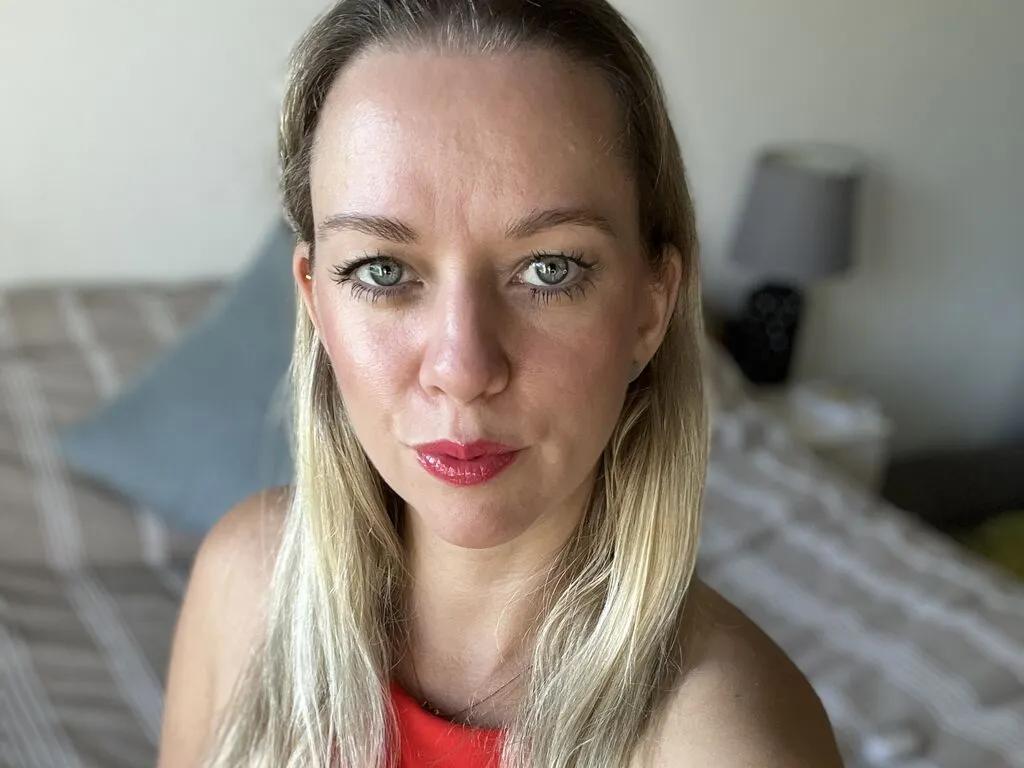 AmindaRobin — I love food (even though it's my enemy sometimes ), deep connections, deep talks... and yes, deep toys too. I'm passionate, playful, and I love being active --- both in body and in spirit. What turns me on the most? Real presence, honest...