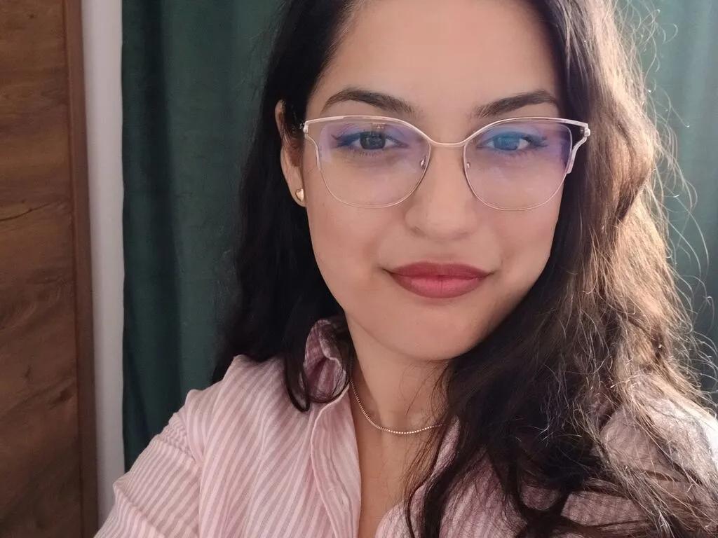ArianaAndreea — Cel mai mult iubesc animalele ,prjiturile, ador convorbirile lungi nu ma plictisesc niciodat ador marea ,soarele!!