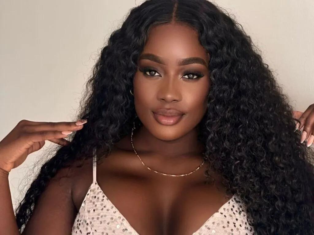 IrisDavie — I'm addicted to the little things that make your pulse skip---midnight vanilla-chip ice cream, raw honesty, dogs that melt you, and details that speak without words. I believe in true love and the chase: teasing looks, a slow burn, that spark you...