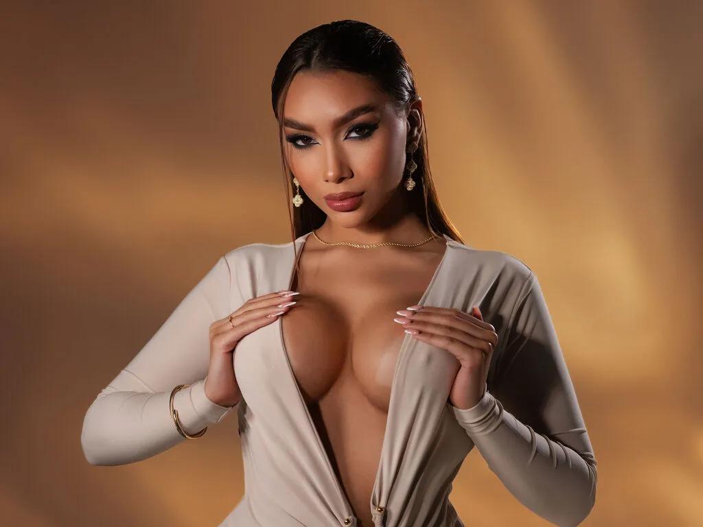 Isabela — I long to travel all over the world, it's something that fascinates me. I am a lover of luxury and great restaurants, I am a girl who does not settle for little. Finally, I can say that fashion and art can be part of my taste.