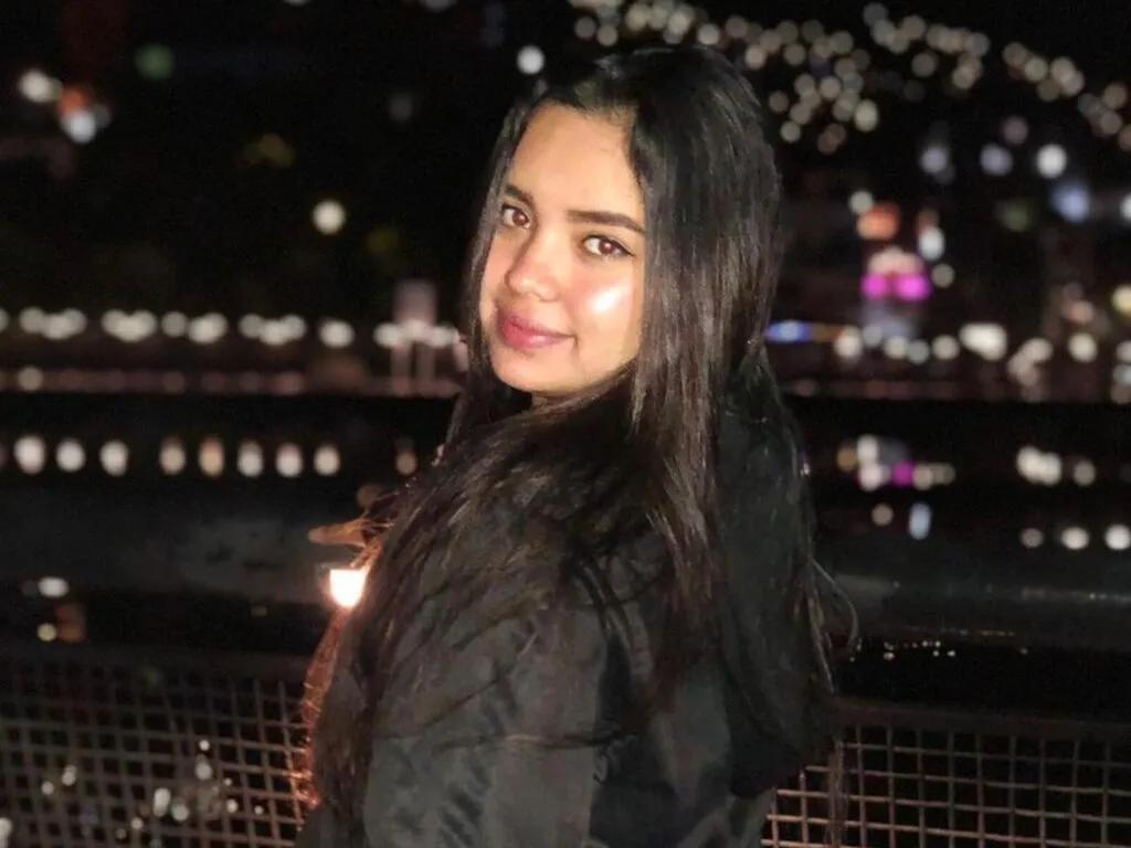 IvanaaLopez — Flirty conversation & playful teasing

Slow, sensual moments

Roleplay (soft, romantic, playful, or fantasy)

Dance, body teasing & eye contact

Building chemistry and intimate vibes