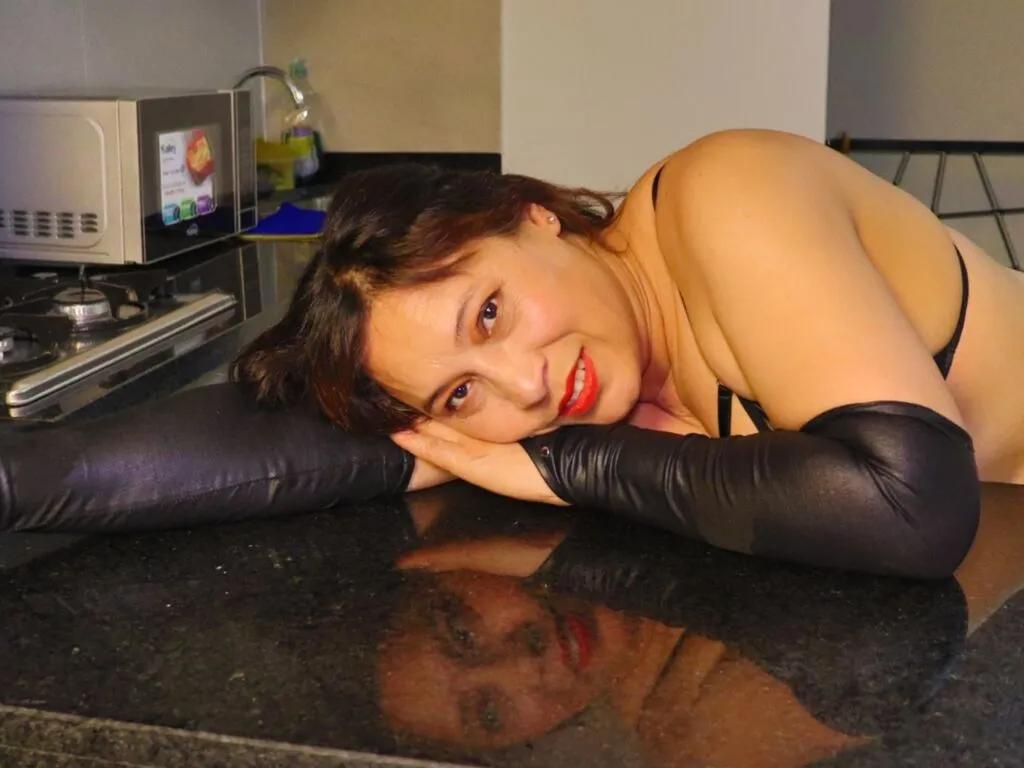 JeniiZeller — The men (or women) who know what they want ... but enjoy the game melt. That they are not afraid to explore, provoke, dominate ... or get carried away.
It excites me when they take the initiative, but also when I challenge me to do it.

