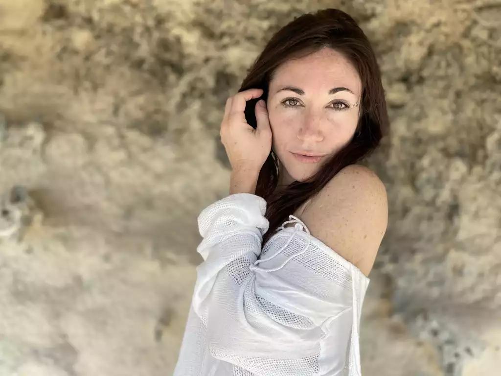 JuneHeart — I like to know you're enjoying with me! Share your cam and let's enjoy each other together. Activate two-way-audio and make it exclusive ;) 