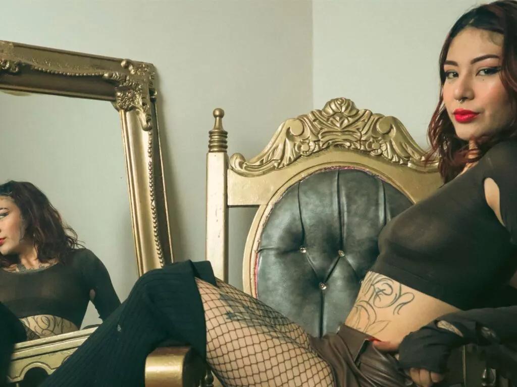 KattheCooper — Chocolate ice cream, honesty that ignites trust, cute dogs that make me smile, intense gazes with blue eyes, conversations that turn into fantasies, caresses that end in laughter, and that moment when the connection is so real you can feel it in every...
