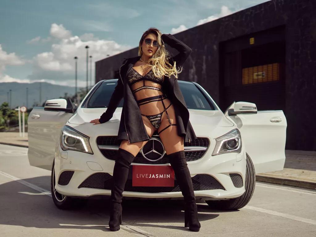 LaurenVenezs — I am a girl who is looking for a little fun with every part of her body ready to make your mind explode with lust and pleasure. Let me know what you are willing to do to see more and more of me.

love roses  !!! 