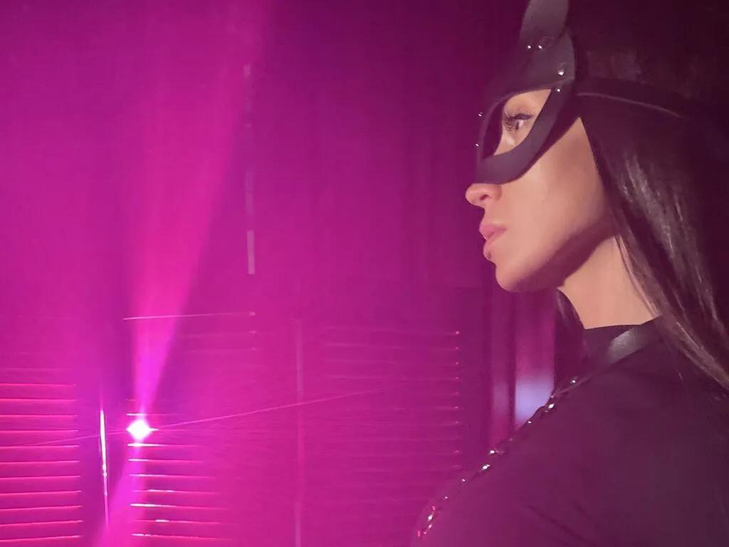 LeilaNyman — I love obedient boys, I like it when they kiss my beautiful legs. My fetish is for beauty and aesthetics. I love sexting