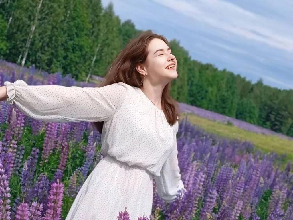 LoisCleverley — I enjoy spending time with nice people. I love animals, go to yoga on weekends, am a bit of an automotive enthusiast, and don't often play computer games. I'd be happy to chat with you about these topics.