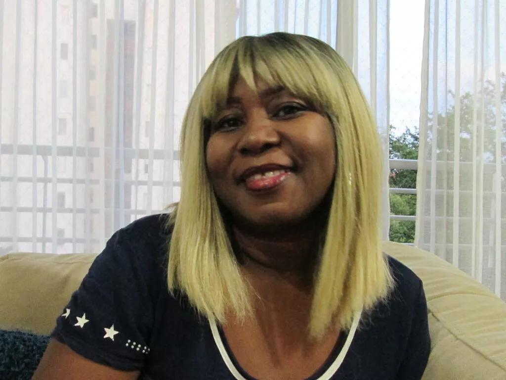 LucylinBlack — Lo que mas me gusta es disfrutar de un buen caf, un buen vino, ser tocada amada y consentida. Me gustaria encontrar a alguien con quien compartir mi vida y darle todo mi amor