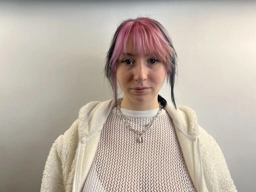 PeggyMcDean — 
I like men with a strong personality and in the same time romantic, who know how to love a woman like me and make me smile. In one word - a gentleman!
