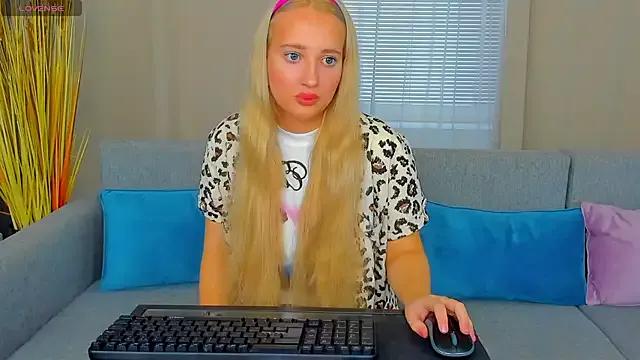 AuroraSkyee — Show off Your Elegant Legs 