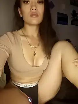 MissMia19 — Vibrator on Clit