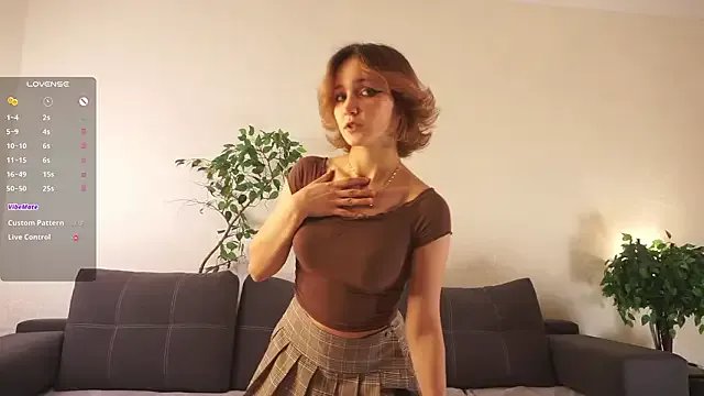 OnaMac — look at under my skirt^^