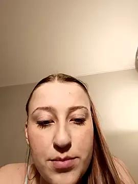 Susiee_Redd — Naked and fingering pussy