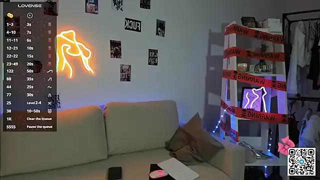 ZoniaEsshaki — suck my fingers close to cam